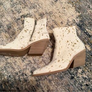 NIB Dolce Vita Volli Cream and Gold Cow Hair Ankle Booties Sz 9.5